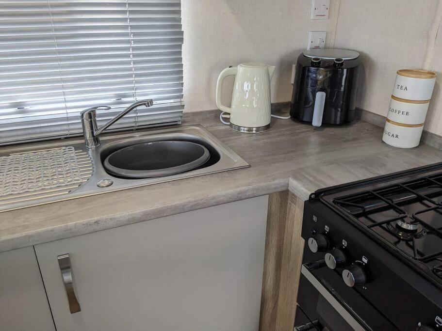 Beautiful Pet Friendly Southerness Caravan With Sea View & Decking Area Mainsriddle Ngoại thất bức ảnh